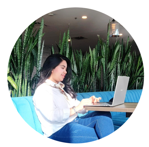 Geovana Alemán trabajando en laptop
